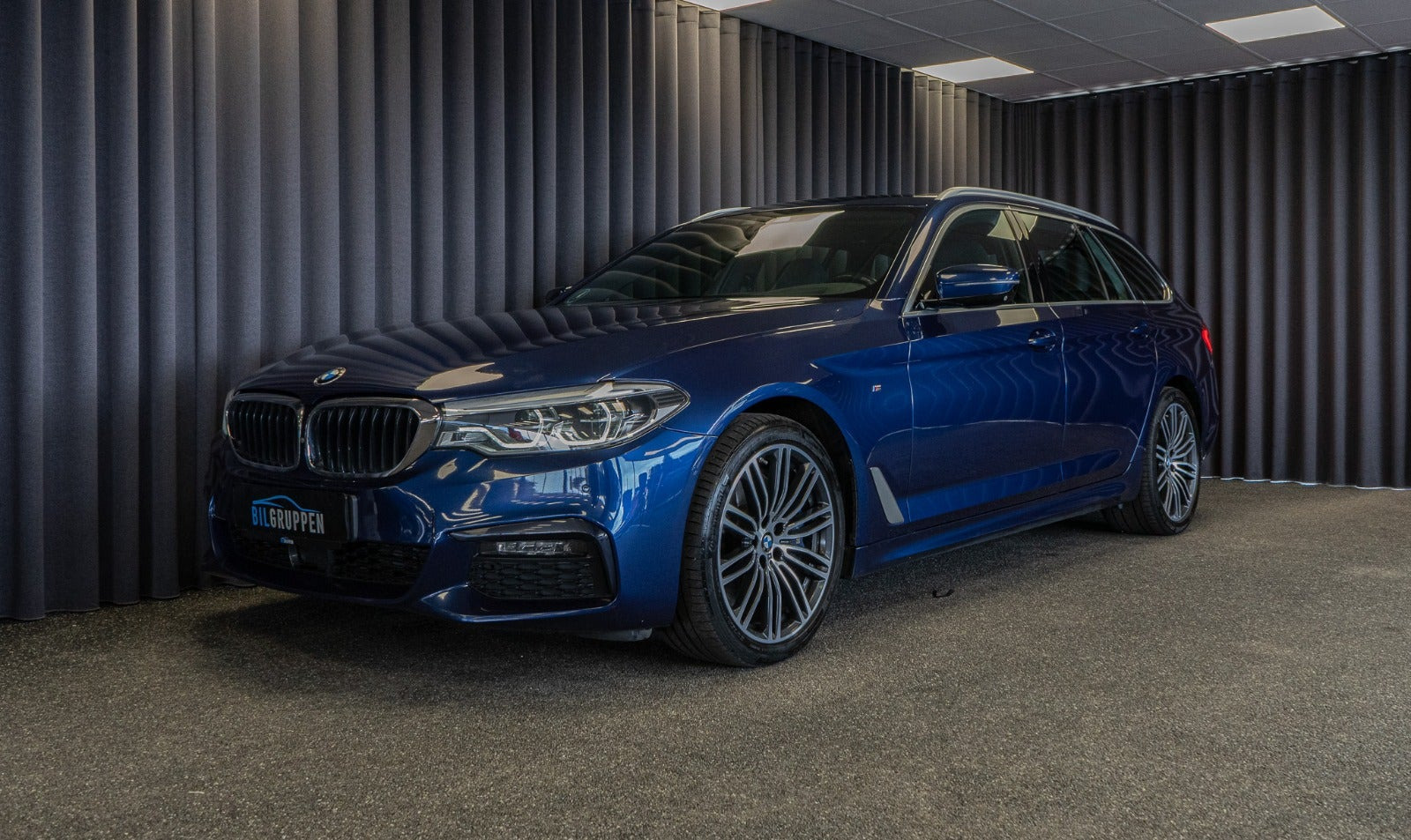 Blå BMW 540d fra 2019