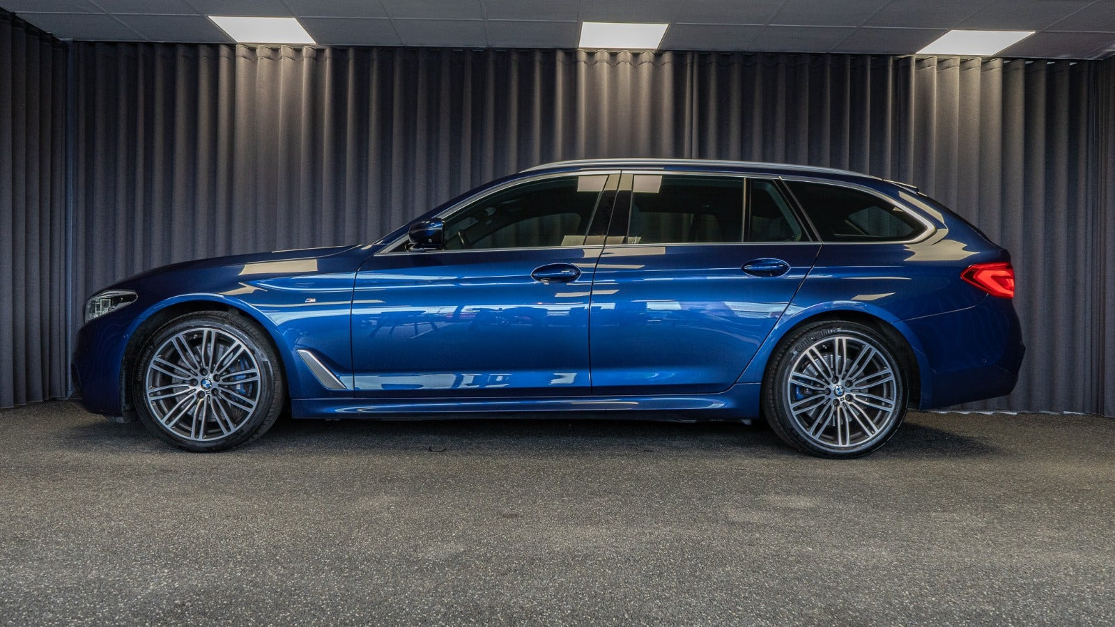 Blå BMW 540d fra 2019