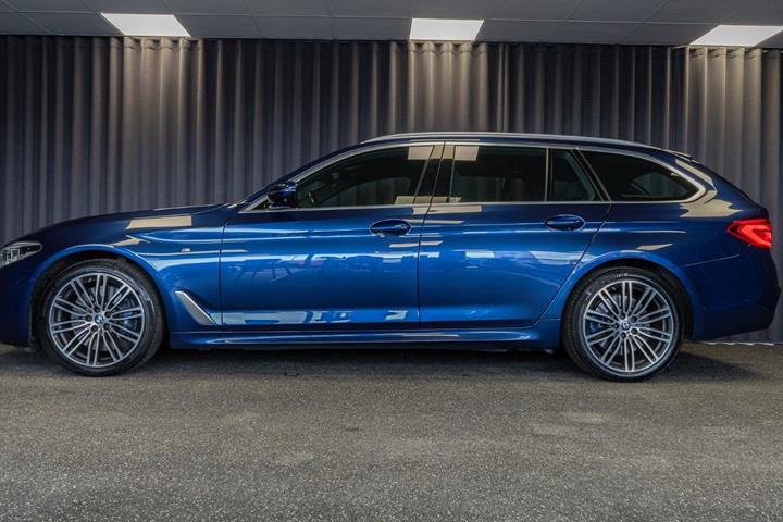Blå BMW 540d fra 2019