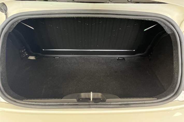 Beige Fiat 500C fra 2023
