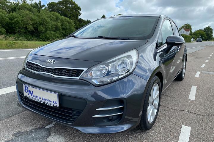Grå Kia Rio fra 2016 set udefra