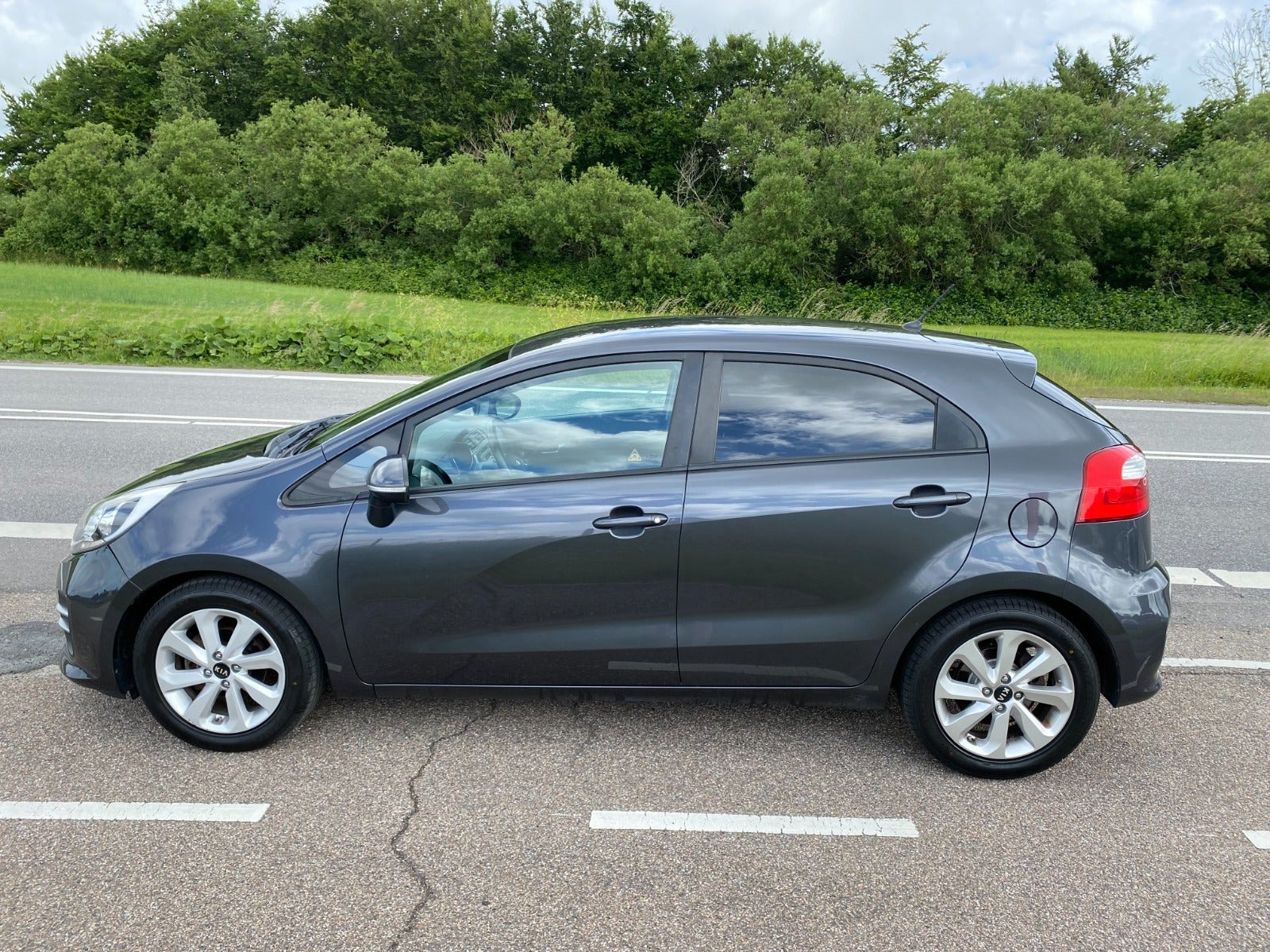 Grå Kia Rio fra 2016