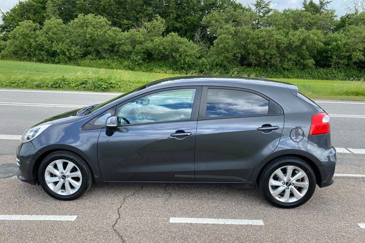 Grå Kia Rio fra 2016