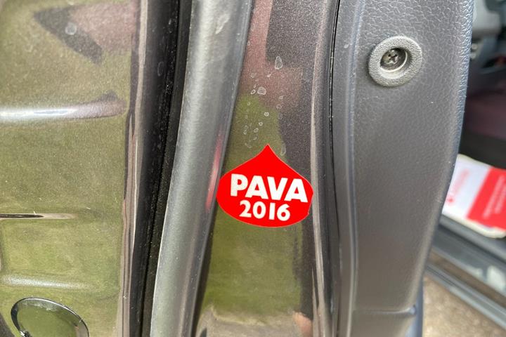 Grå Kia Rio fra 2016