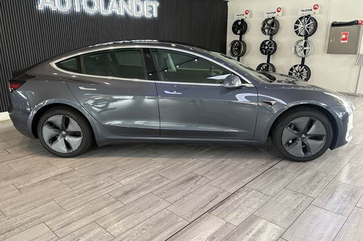 Grå Tesla Model 3 fra 2020