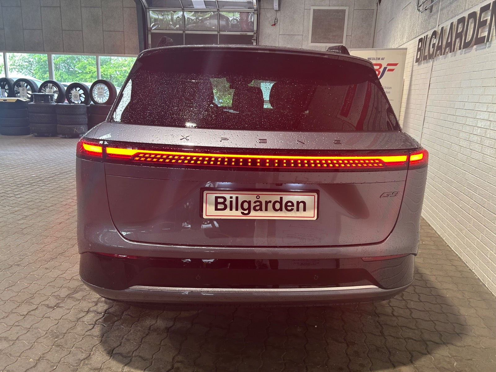 Grå Xpeng G9 fra 2026