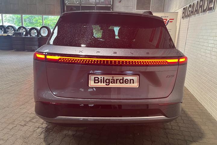 Grå Xpeng G9 fra 2026