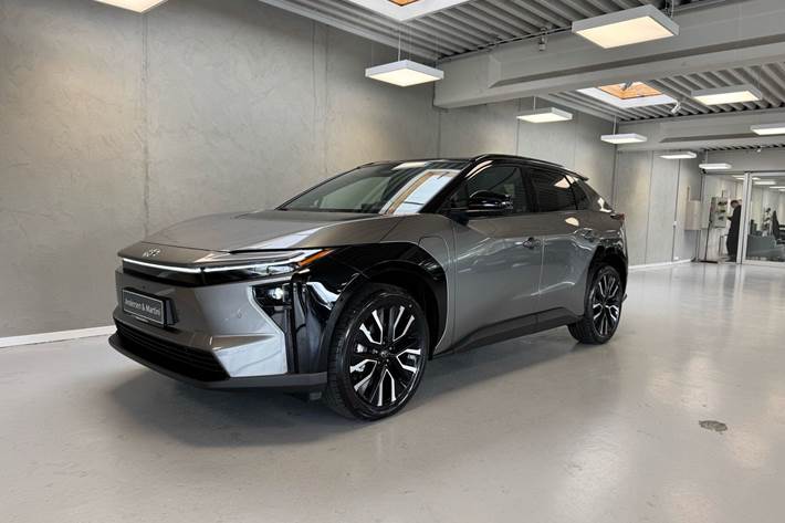 Grå Toyota BZ4X fra 2026