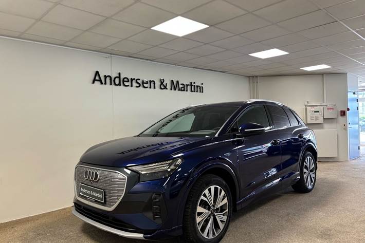 Blå Audi Q4 fra 2023
