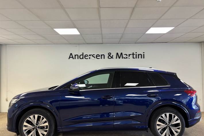 Blå Audi Q4 fra 2023