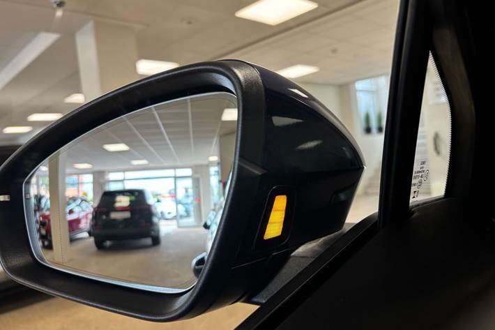 Blå Audi Q4 fra 2023