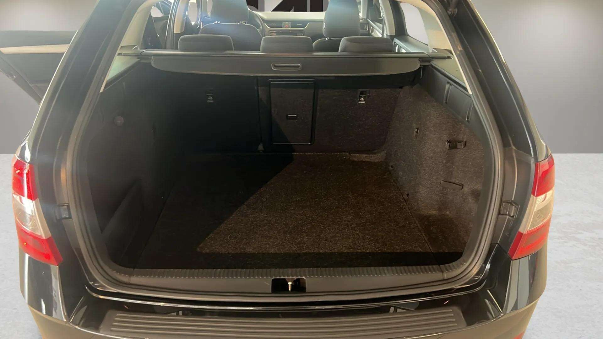 Sort Skoda Octavia fra 2020
