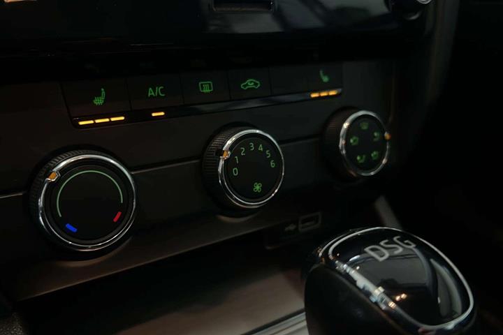 Sort Skoda Octavia fra 2020