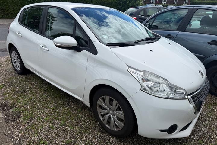Hvid Peugeot 208 fra 2012 set udefra