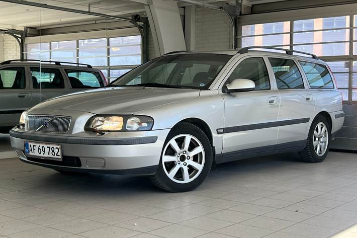 Sølv Volvo V70 fra 2002