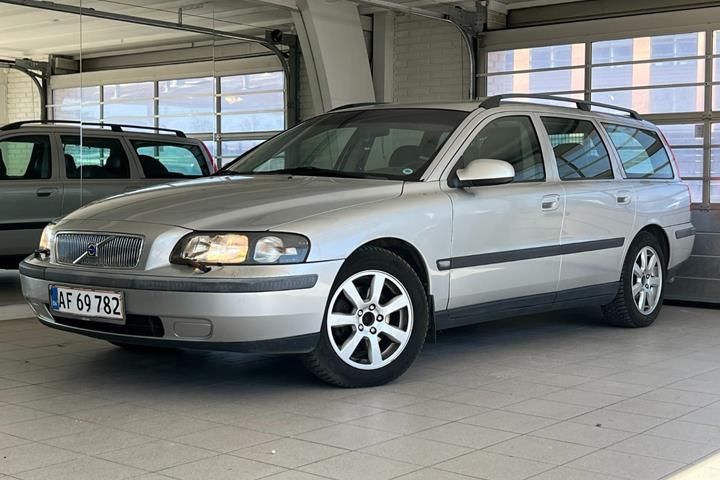 Sølv Volvo V70 fra 2002