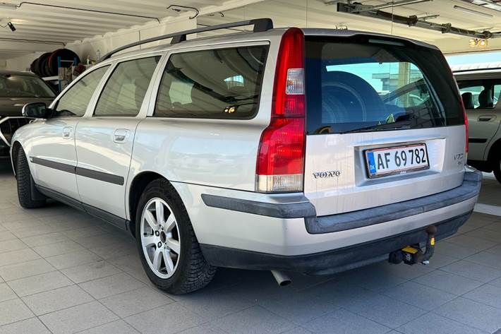 Sølv Volvo V70 fra 2002