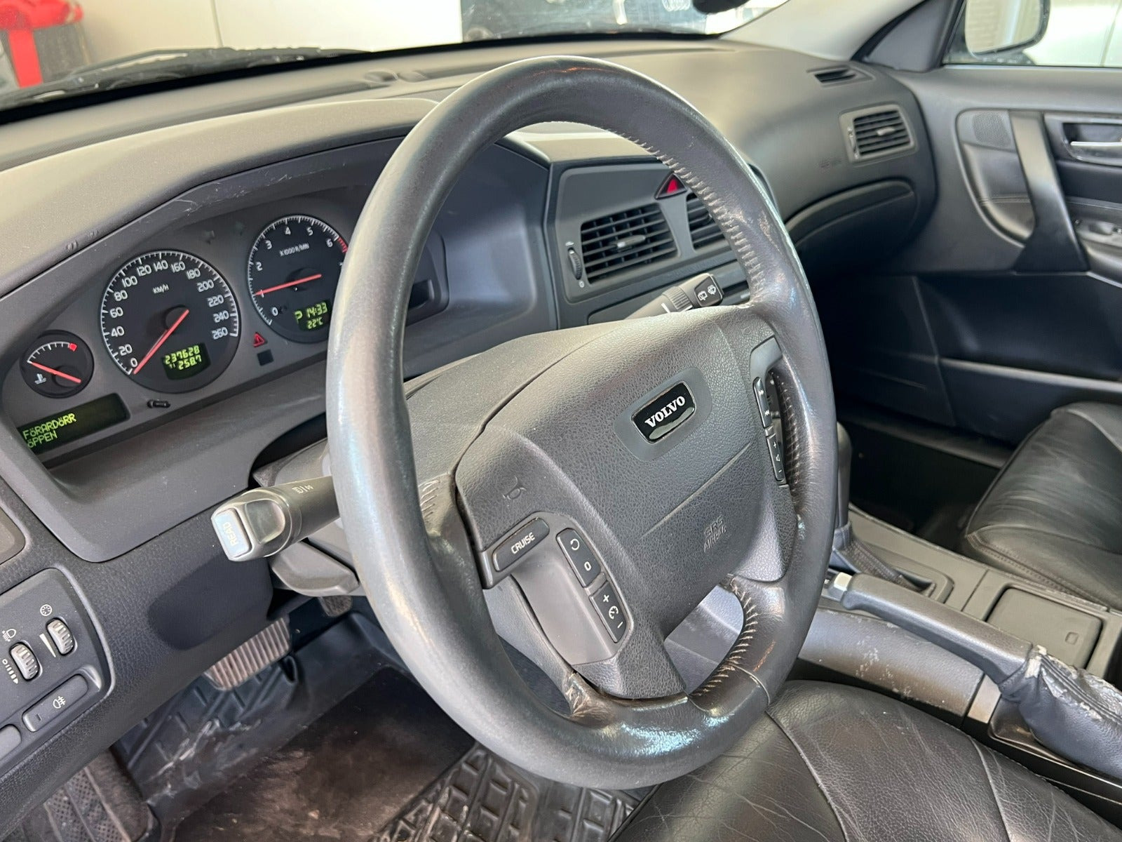 Sølv Volvo V70 fra 2002