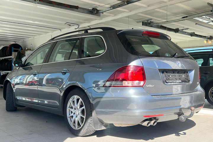 Grå VW Golf VI fra 2010