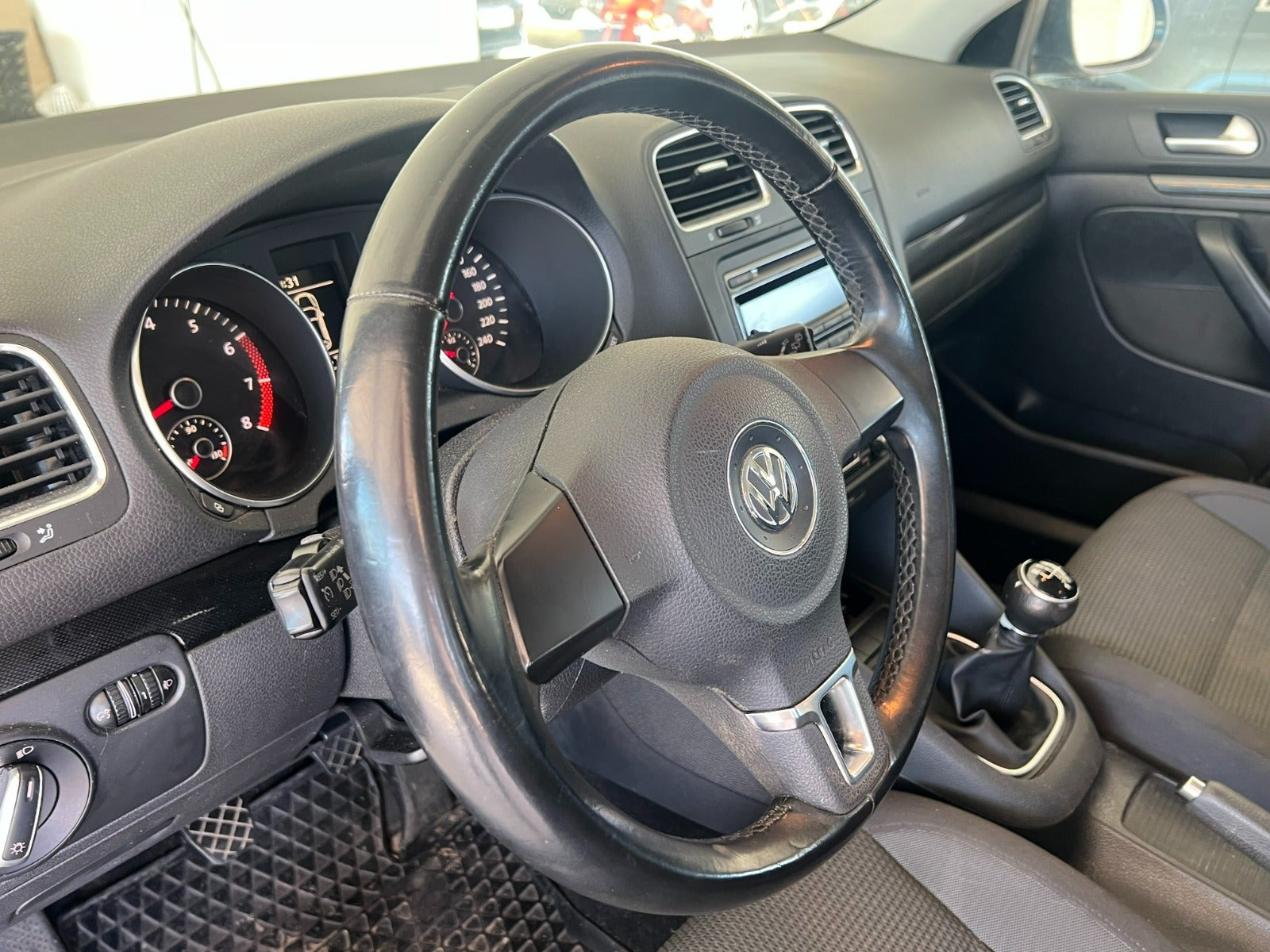 Grå VW Golf VI fra 2010