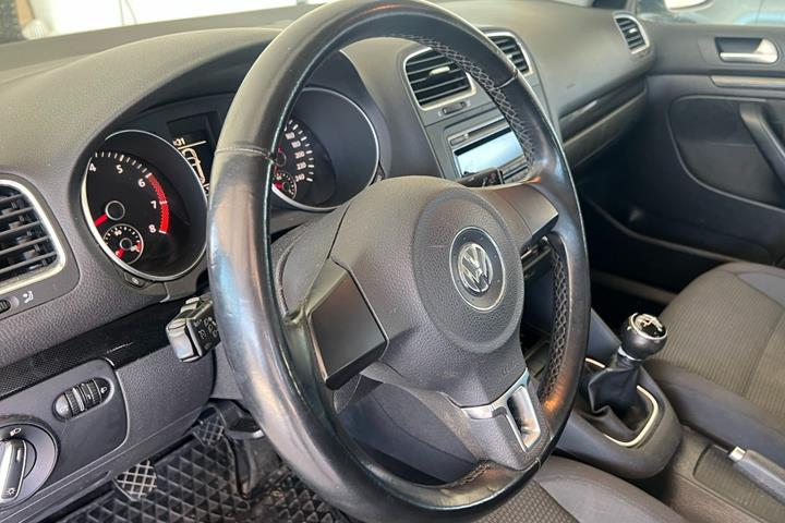 Grå VW Golf VI fra 2010