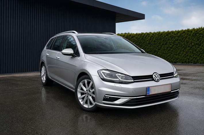 Grå VW Golf VII fra 2020