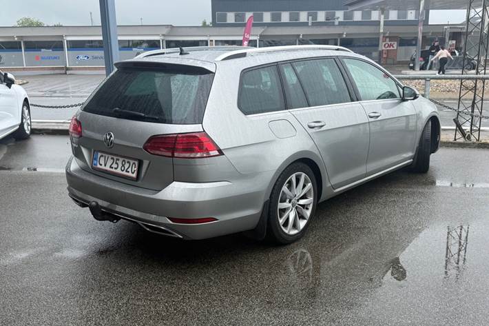 Grå VW Golf VII fra 2020