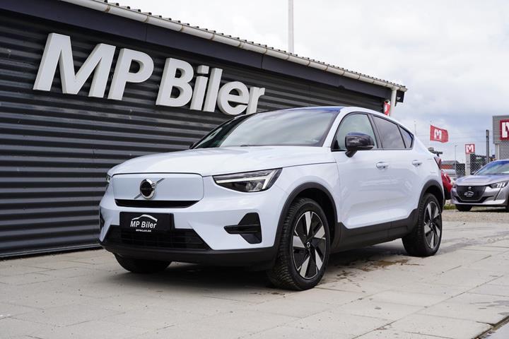 Blå Volvo C40 fra 2024 set udefra