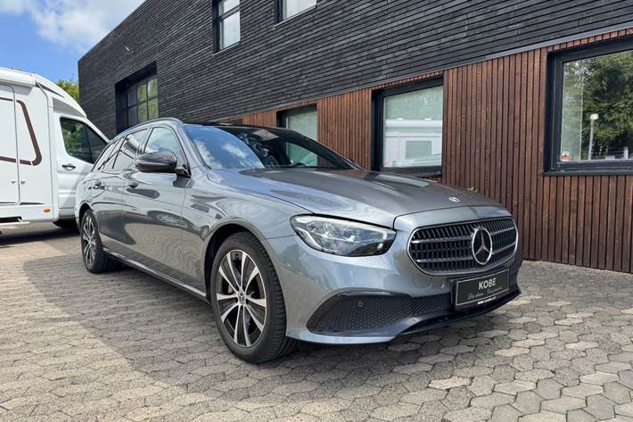 Grå Mercedes E300 e fra 2022