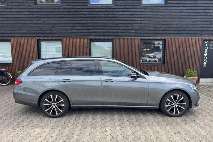 Grå Mercedes E300 e fra 2022