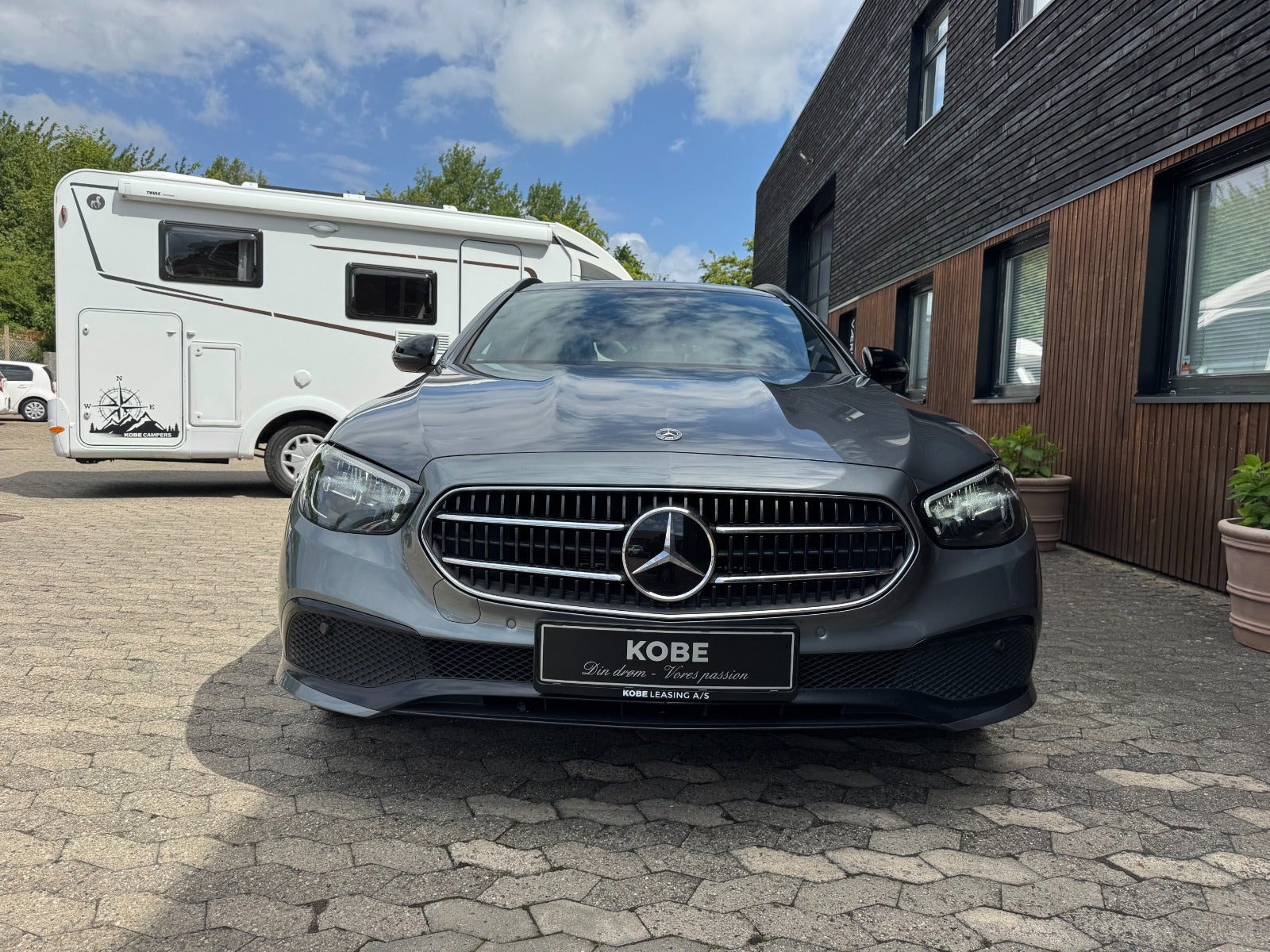 Grå Mercedes E300 e fra 2022