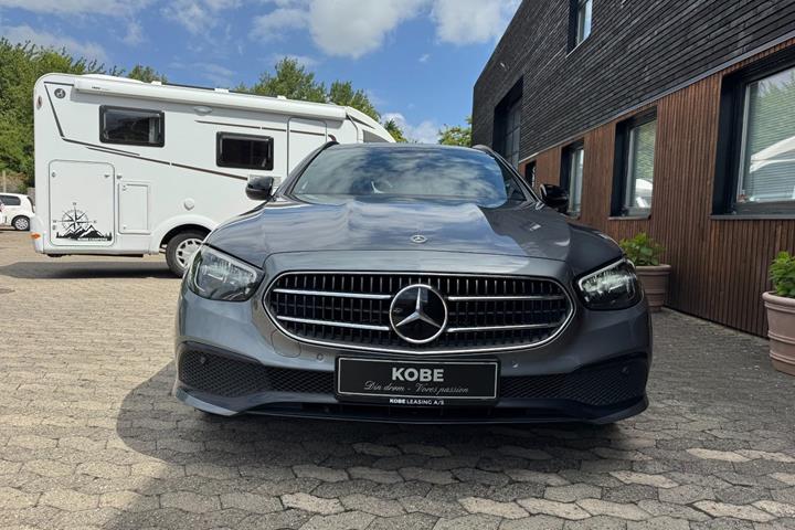 Grå Mercedes E300 e fra 2022