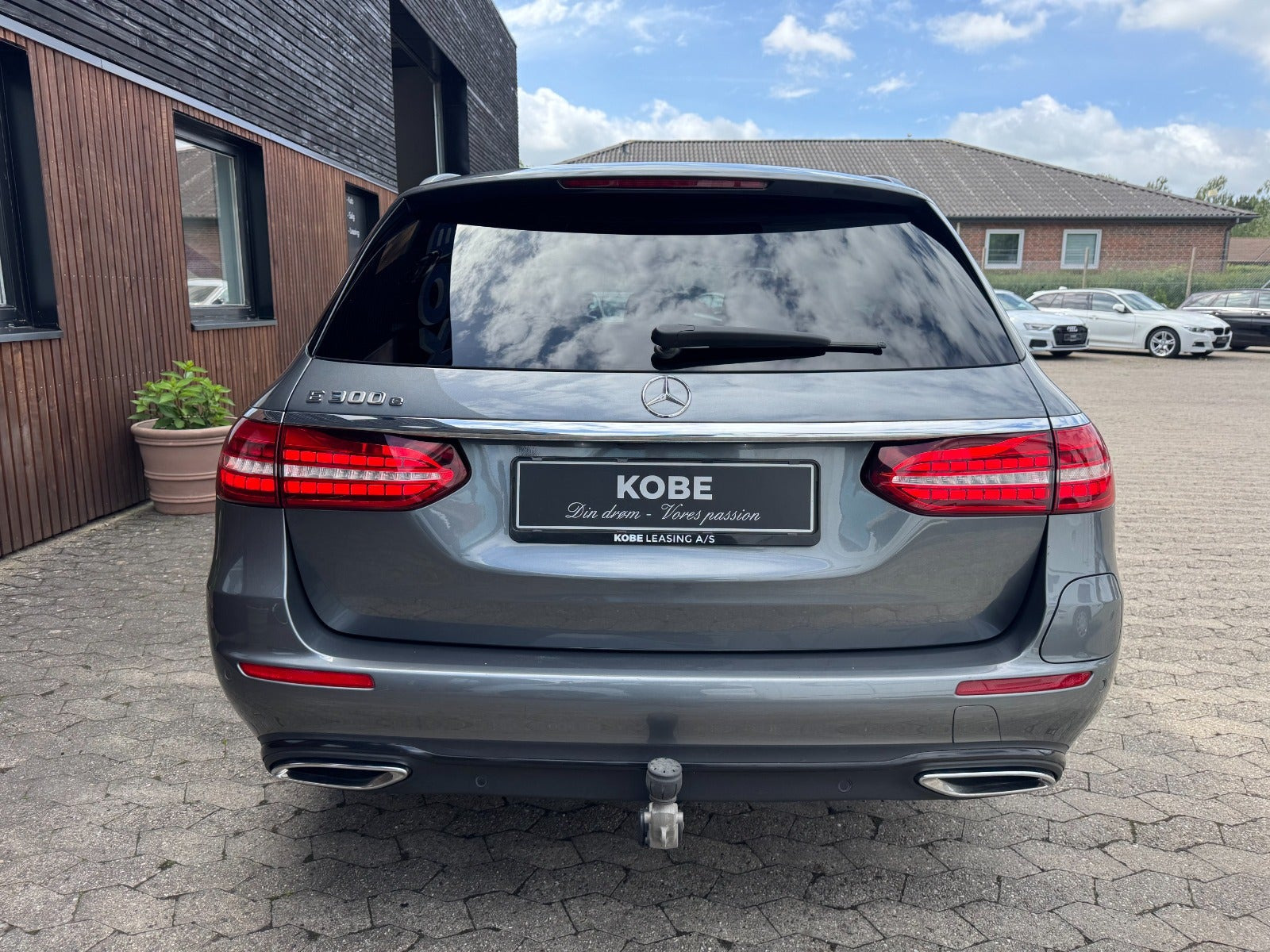 Grå Mercedes E300 e fra 2022