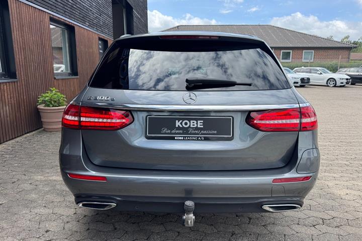 Grå Mercedes E300 e fra 2022