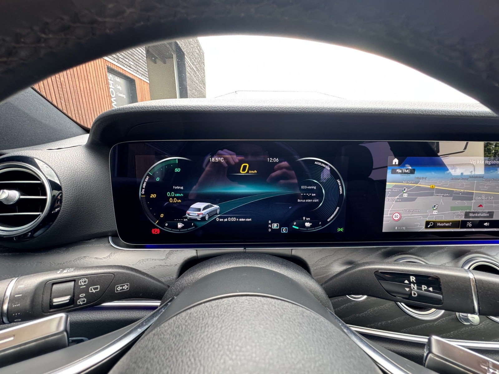 Grå Mercedes E300 e fra 2022