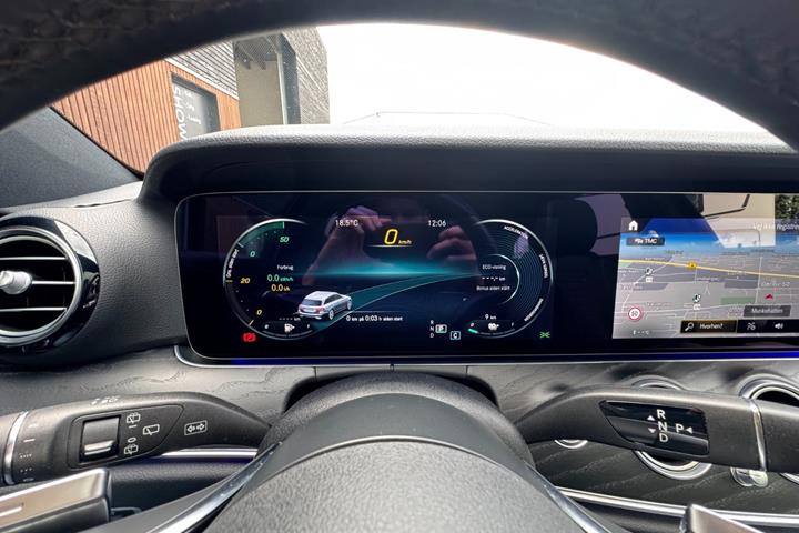 Grå Mercedes E300 e fra 2022