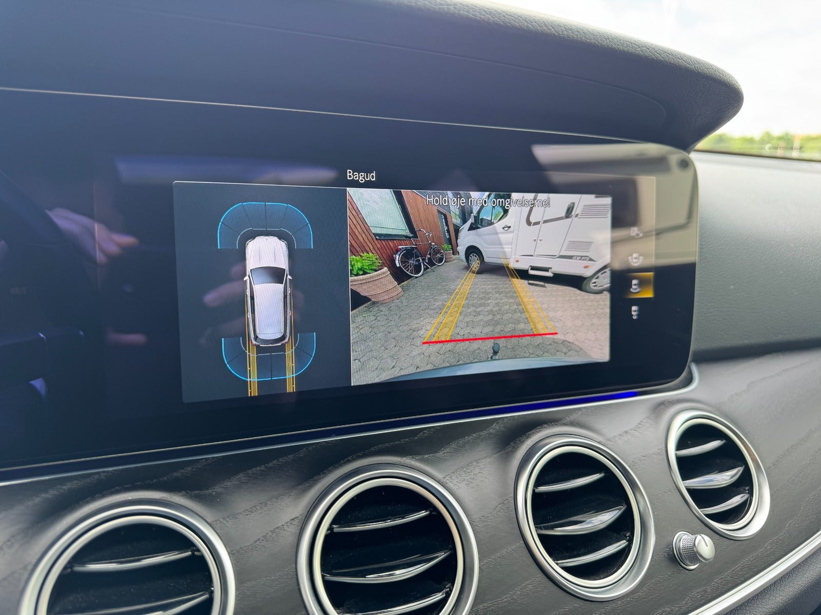 Grå Mercedes E300 e fra 2022