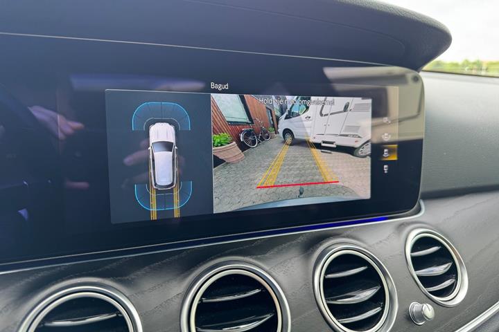Grå Mercedes E300 e fra 2022