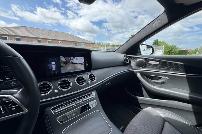 Grå Mercedes E300 e fra 2022