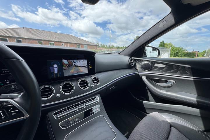 Grå Mercedes E300 e fra 2022