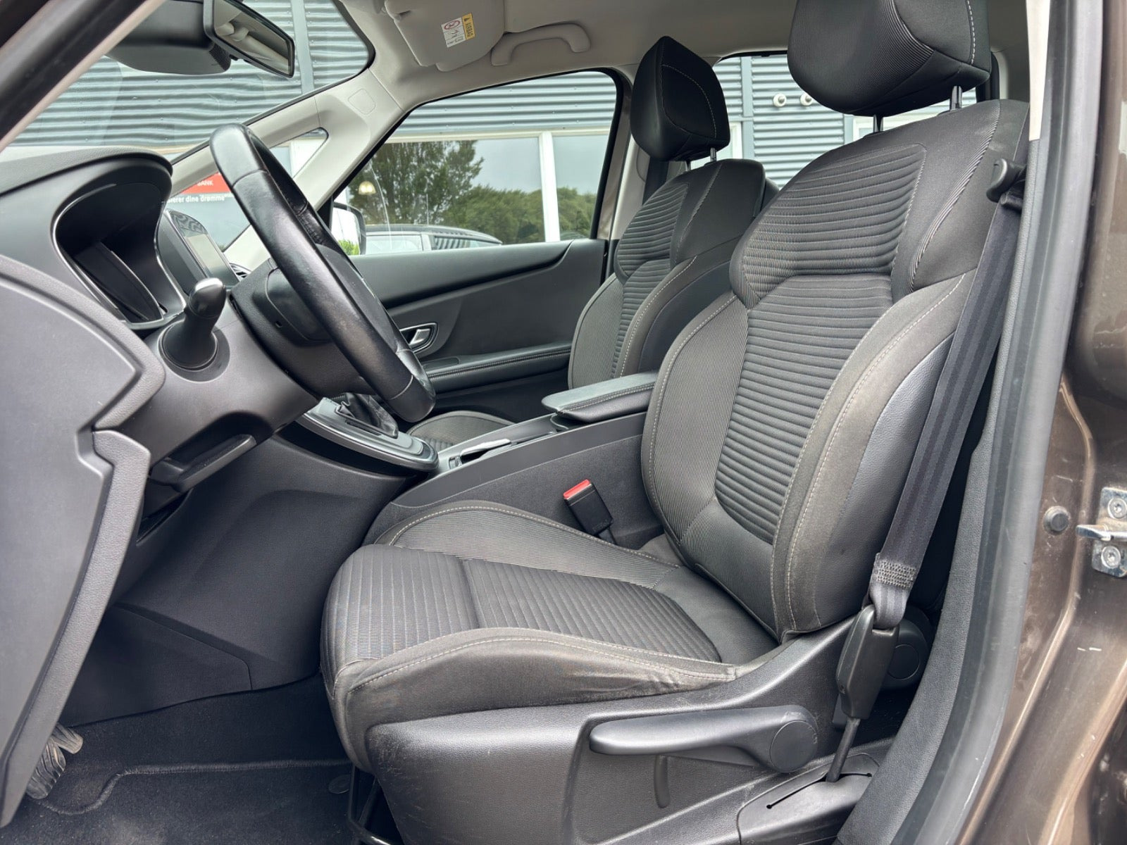 Grå Renault Grand Scenic IV fra 2018