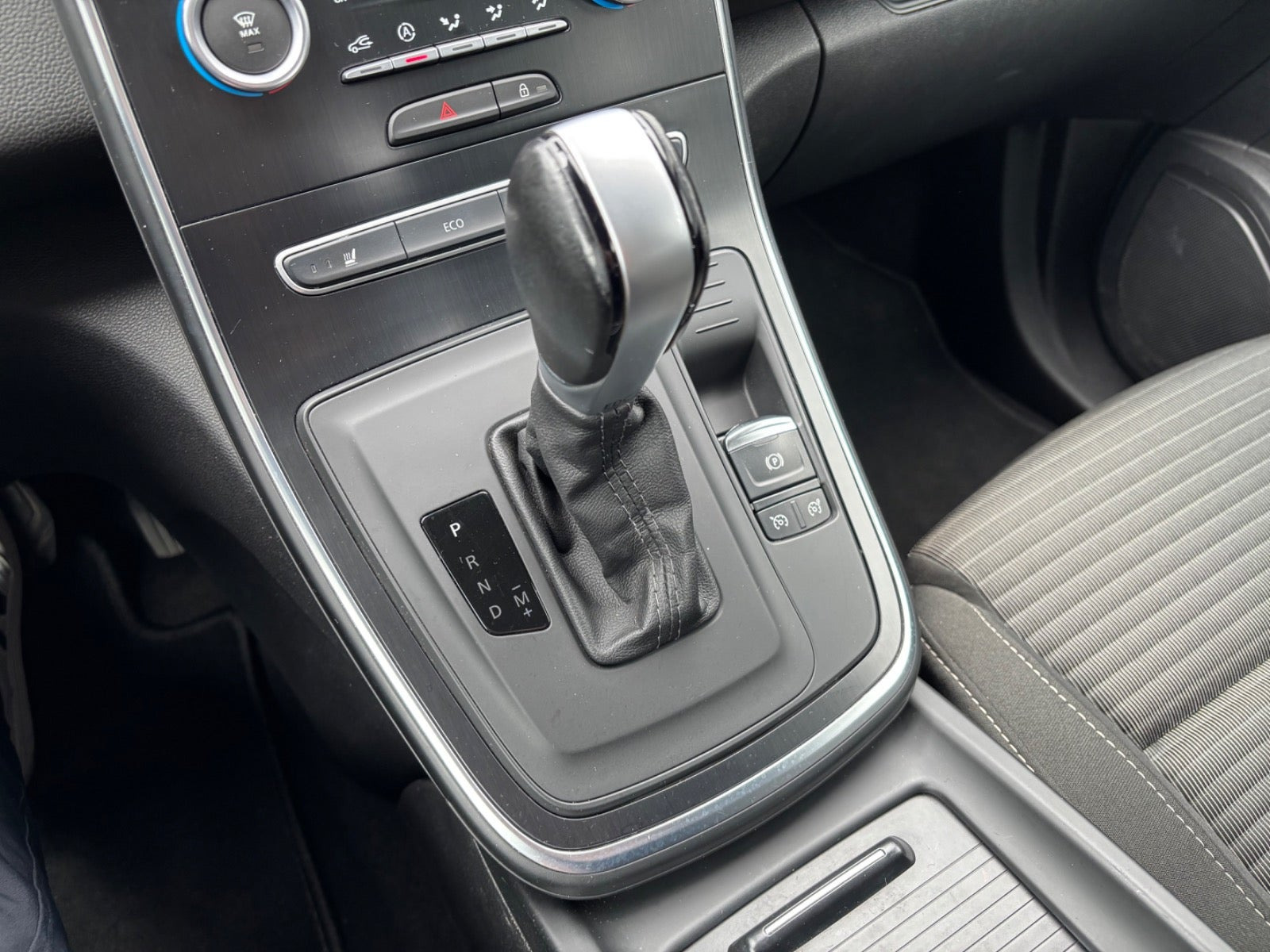 Grå Renault Grand Scenic IV fra 2018