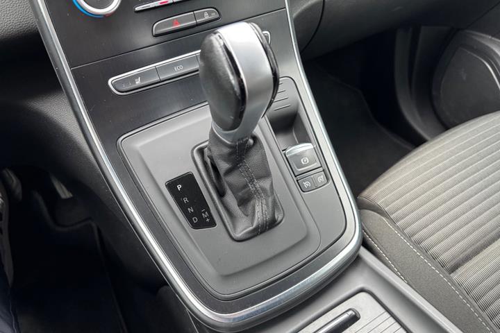 Grå Renault Grand Scenic IV fra 2018