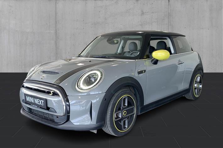 Grå Mini Cooper SE fra 2023 set udefra