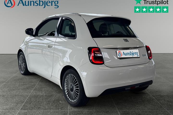 Hvid Fiat 500e fra 2022