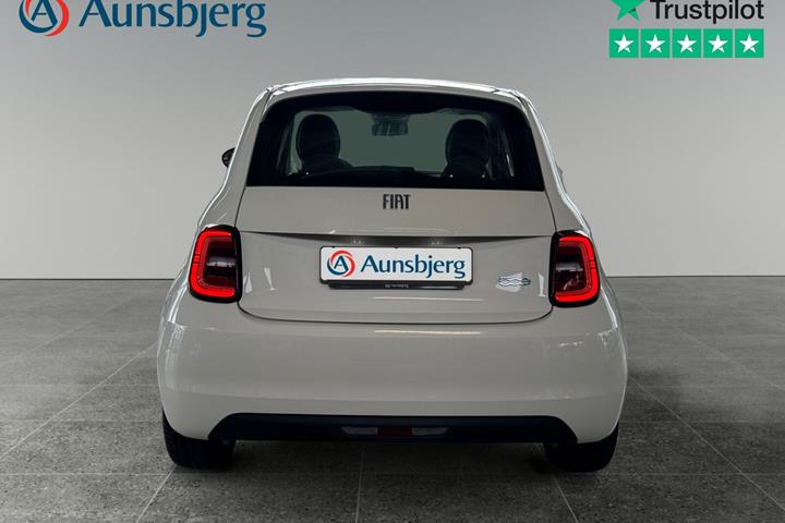 Hvid Fiat 500e fra 2022