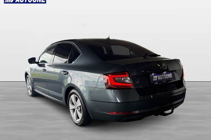 Blå Skoda Octavia fra 2018