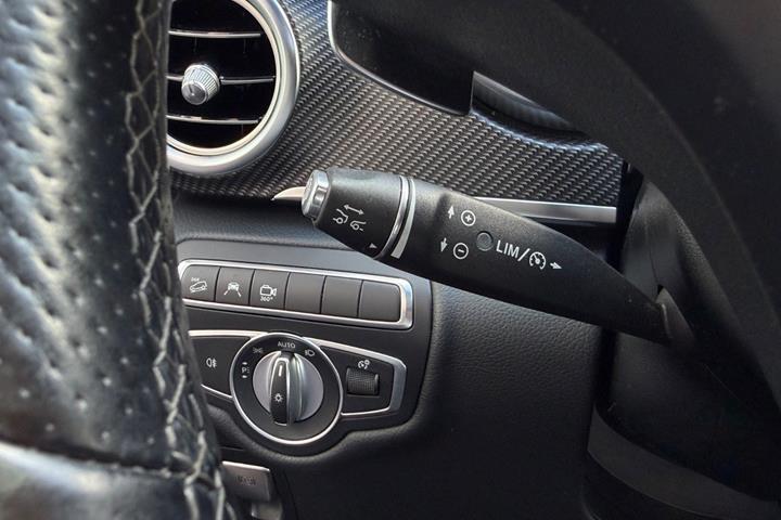 Grå Mercedes V250 d fra 2017