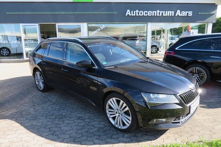 Sort Skoda Superb fra 2016