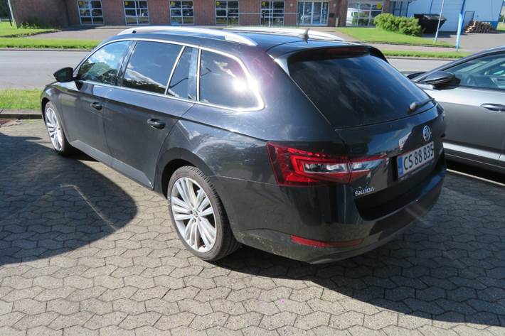 Sort Skoda Superb fra 2016